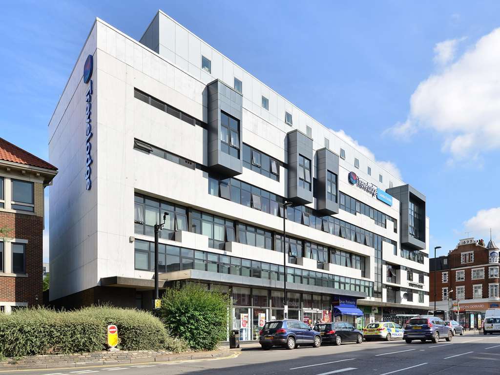 Travelodge London Finchley Экстерьер фото