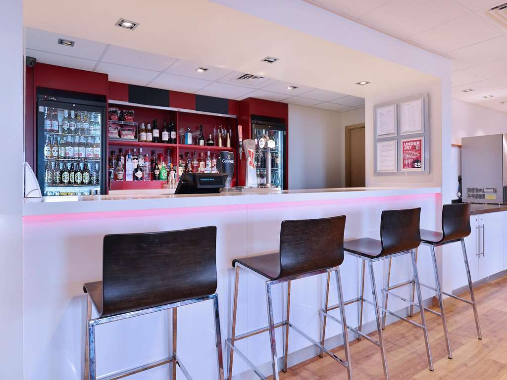 Travelodge London Finchley Ресторан фото